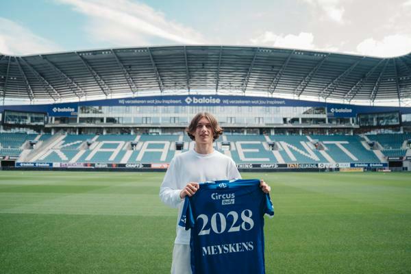 James Meyskens tekent eerste contract